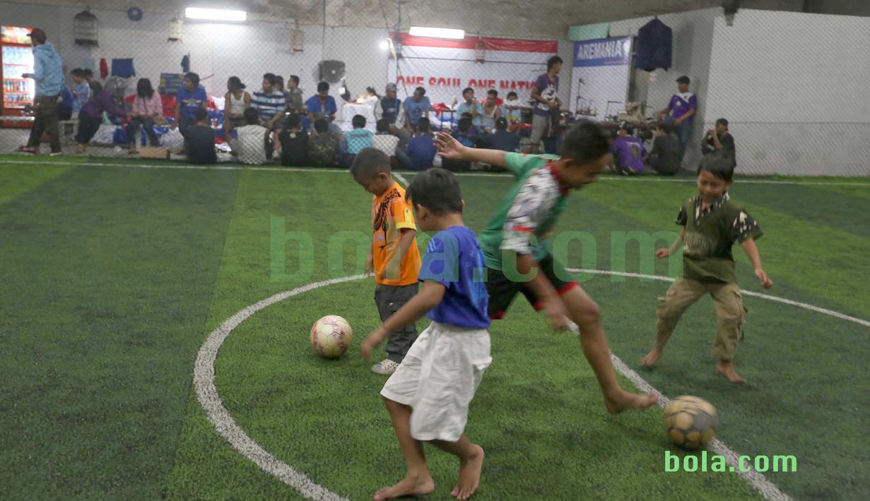 Suporter cilik ikut dalam kegiatan menjahit bendera Merah-Putih raksasa di Tangerang, Sabtu (31/10/2015). Selain ingin mencatat rekor dunia, tema dasar adalah "One Soul, One Nation Untuk Sepakbola Indonesia".  (Bola.com / Nicklas Hanoatubun).