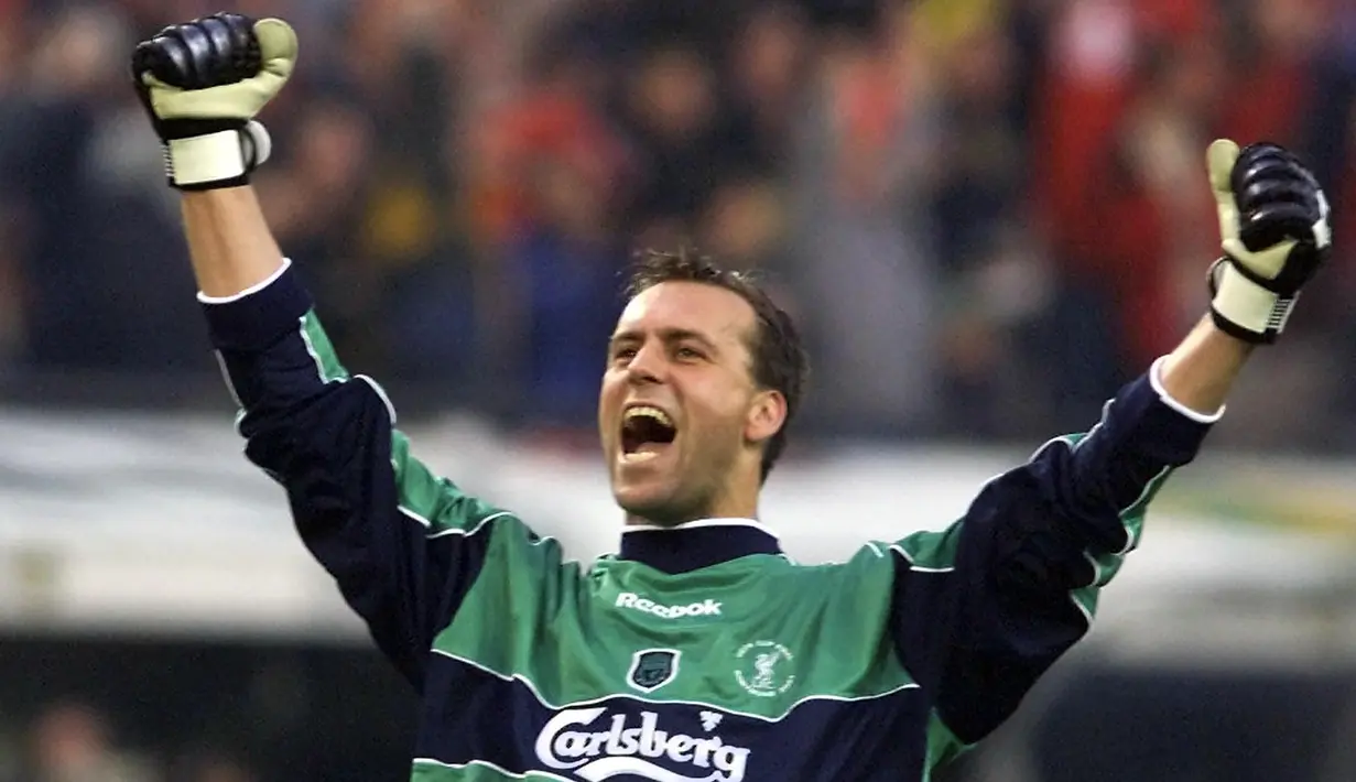 Sander Westerveld. Kiper yang kini berusia 47 tahun dan telah pensiun pada Juli 2013 bersama Ajax Cape Town ini pernah memperkuat salah satu klub besar di Liga Inggris, Liverpool selama 2,5 musim. Ia didatangkan The Reds dari Vitesse pada awal musim 1999/2000 dengan nilai transfer 6 juta euro dan diplot sebagai kiper utama menggantikan David James yang hijrah ke Aston Villa. Ia total tampil dalam 102 laga di semua ajang dengan torehan 42 kali clean sheet dan kebobolan 93 gol dan berhasil meraih 5 gelar di antaranya 1 trofi Piala FA dan 1 trofi Piala UEFA. Pada pertengahan musim 2001/2002 ia dilepas ke Real Sociedad dengan nilai transfer 5 juta euro. (AFP/Patrick Hertzog)