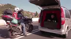 Lelah pengendara akibat macet akan langsung sirna jika melihat pertunjukan dari pria ini. 