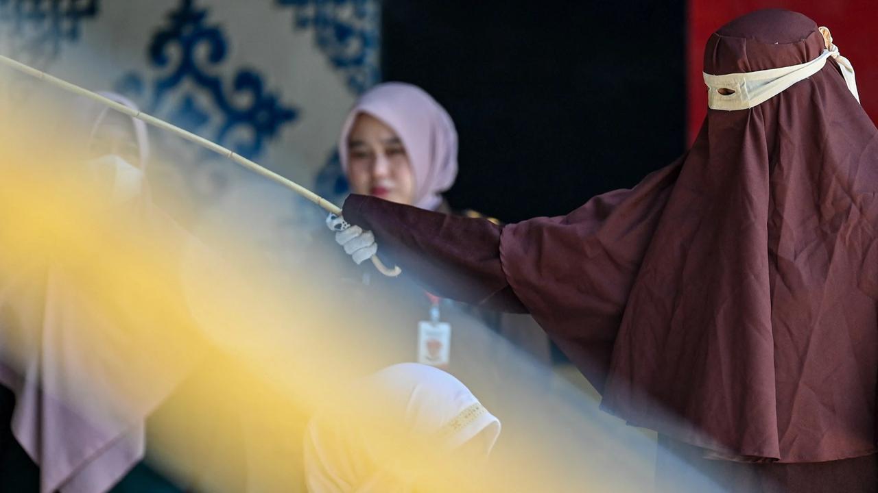 FOTO: Pelaksanaan Hukuman Cambuk di Banda Aceh Diwarnai Terpidana Pingsan