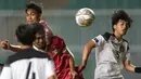 <p>Pemain Timnas Indonesia U-17, Muhammad Nabil Asyura (tengah) menyundul bola ke gawang Timnas Guam U-17 dalam pertandingan Grup B Kualifikasi Piala Asia U-17 2023 yang berlangsung di Stadion Pakansari, Bogor, Senin (3/10/2022). (Bola.com/Bagaskara Lazuardi)</p>