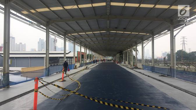Suasana skybridge atau JPM Tanah Abang di Jakarta, Senin (15/10). Jembatan multi guna tersebut telah dilakukan soft launching, dengan terlebih dulu menempatkan 100 pedagang kaki lima berjualan di skybridge tersebut. (Liputan6.com/Immanuel Antonius)