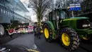 Petani dari Groningen berunjuk rasa dengan membawa traktor memprotes fracking di Den Haag, Belanda (1/1). Pemerintah Belanda sedang melakukan persidangan melawan fracking di Groningen pada bulan Februari. (AFP Photo/ANP/Siese Veenstra/Netherlands Out)
