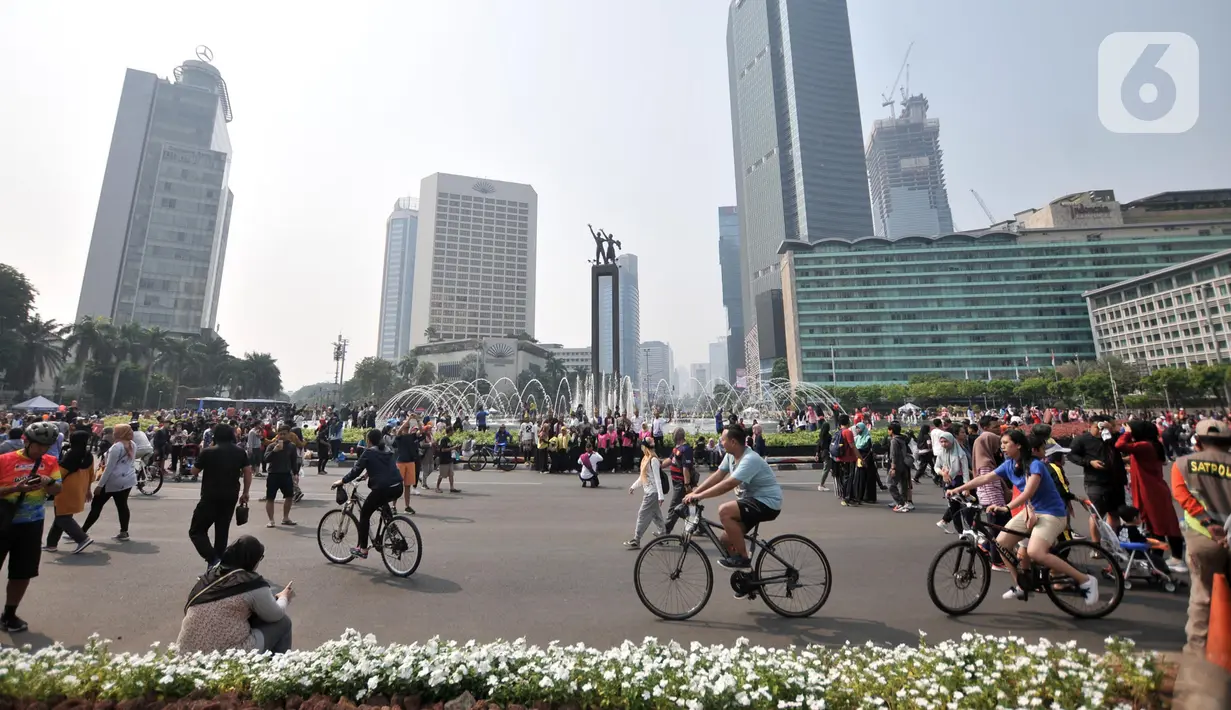 Aktivitas warga berolahraga saat Car Free Day di kawasan Bundaran HI, Jakarta, Minggu (10/11/2019). Warga Jakarta kini lebih leluasa berolahraga setelah Pemprov DKI memberlakukan larangan PKL berjualan di area HBKB mulai dari Jalan Sudirman hingga MH Thamrin. (merdeka.com/Iqbal S. Nugroho)