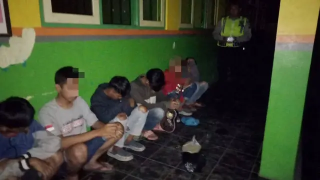 Tujuh remaja yang berpesta miras digelandang ke markas kepolisian dan dimintai keterangan. (Liputan6.com/Polres BJN/Muhamad Ridlo)