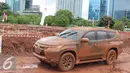 All New Pajero Sport  saat melakukan Test Drive and Ride`di Jakarta, Kamis (25/2). Ajang ini mengajak peserta melibas trek tanah merah dengan panjang 1,2 kilometer agar mengetahui kekuatan dan kecangihan mobil tersebut. (Liputan6.com/Angga Yuniar)