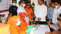 Mensos Juliari P Batubara dan Menteri Desa PDTT Abdul Halim Iskandar didampingi Dirut PT Pos Indonesia Faizal R Djoemadi meninjau penyaluran BST tahap 8 dan BST Dana Desa di Kantor Desa Manyeti, Kecamatan Dawuan, Subang, Kamis (5/11/2020). (Ist)