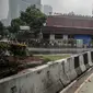 Petugas PPSU membersihkan sampah dekat beton pembatas di Jalan Senopati, Jakarta, Minggu (29/12/2019). Pascakejadian mobil tabrak Apotek Senopati, Suku Dinas Bina Marga memasangan beton pembatas untuk meminimalisir kejadian serupa terulang kembali. (Liputan6.com/Faizal Fanani)