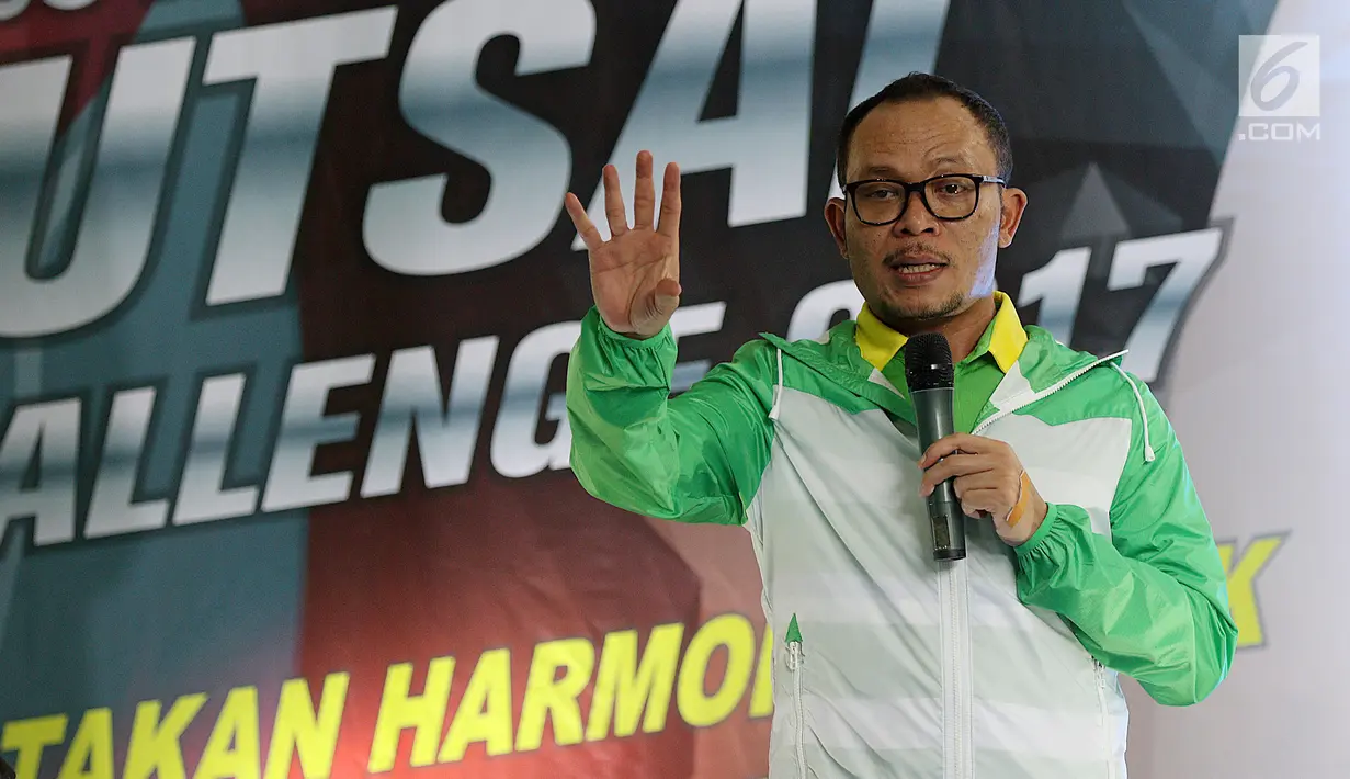 Menteri Tenaga Kerja Hanif Dhakiri memberikan sambutan pada Turnamen BPJS Futsal Challenge 2017 di Planet Futsal, Kuningan, Jakarta, Minggu (12/11). Turnamen diikuti dari media, BUMN, korporasi dan instansi pemerintah. (Liputan6.com/Fery Pradolo)
