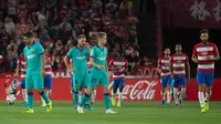 Reaksi  para pemain Barcelona setelah gelandang  Granada, Ramon Azeez mencetak gol pada laga pekan kelima La Liga di Stadion Nuevo Los Cármenes, Sabtu(21/9/2019). Barcelona tumbang dalam lawatannya ke markas tim promosi, Granada 0-2. (JORGE GUERRERO/AFP)