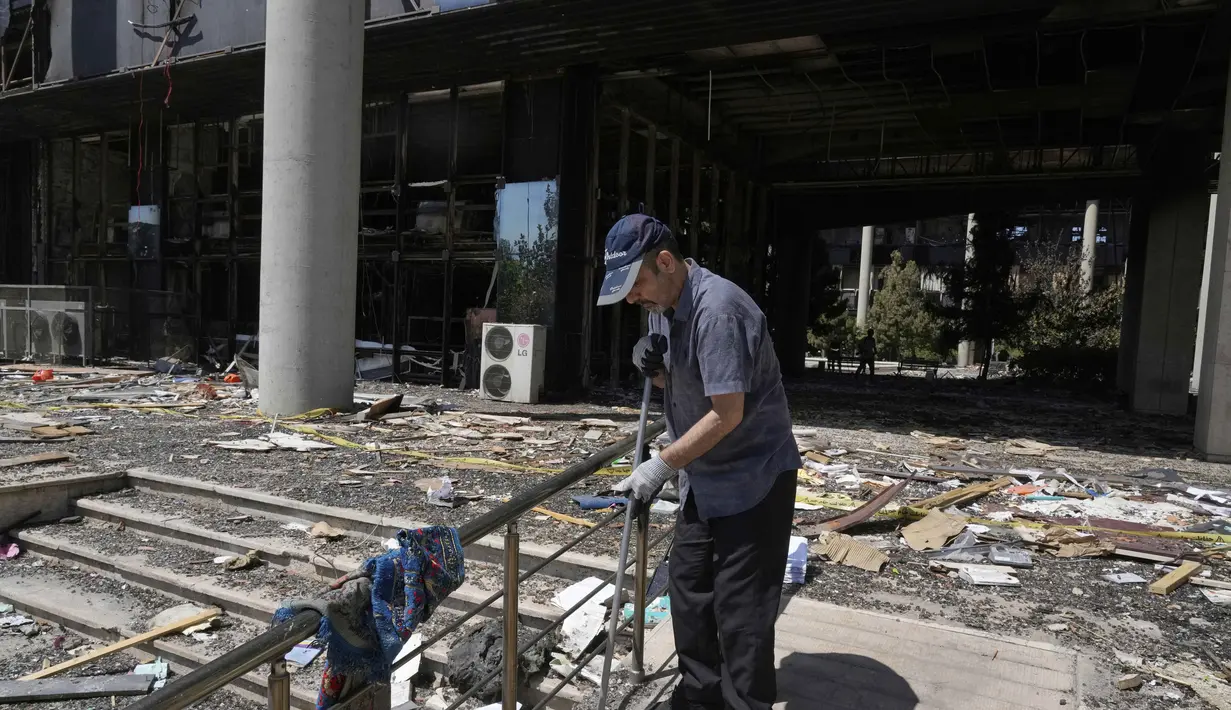 Sementara, Kementerian Luar Negeri Iran menegaskan serangan terhadap media merupakan suatu kejahatan perang. (AP Photo/Vahid Salemi)