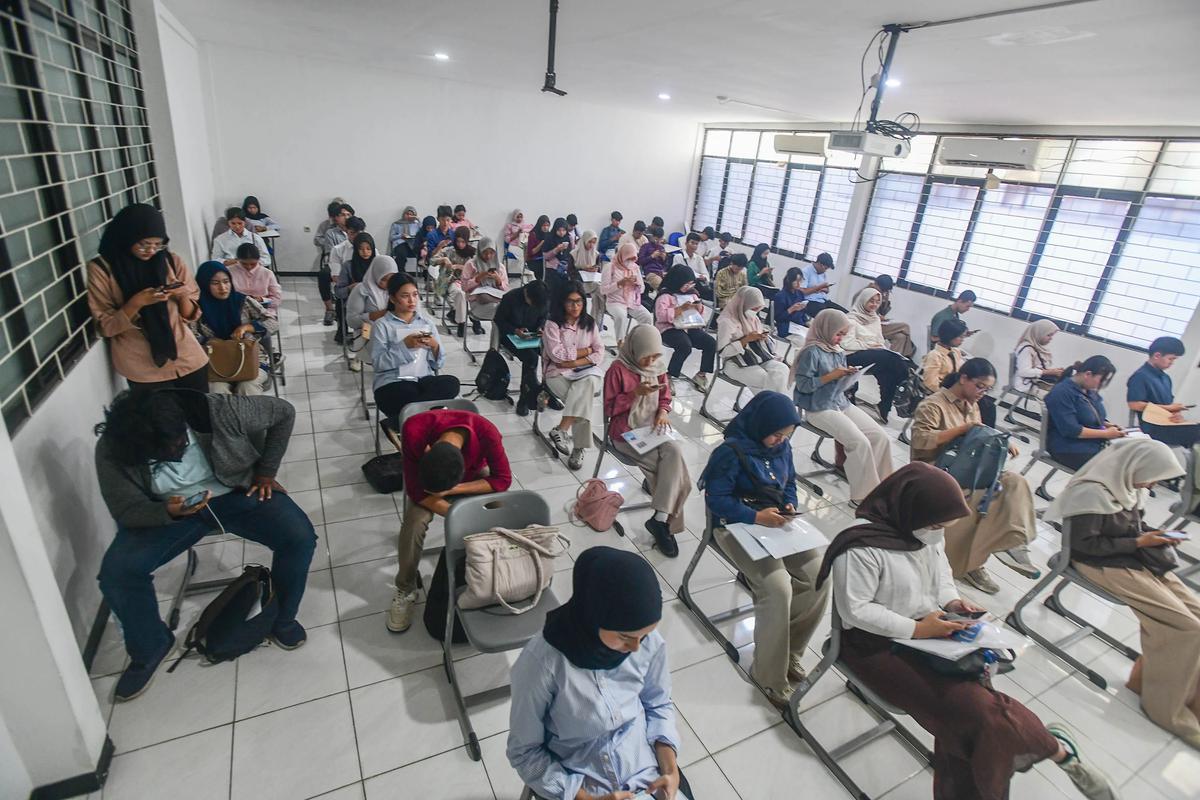 FOTO: Antusias Peserta Ikuti UTBK SNBT 2026 di Kampus UPN Veteran Jakarta