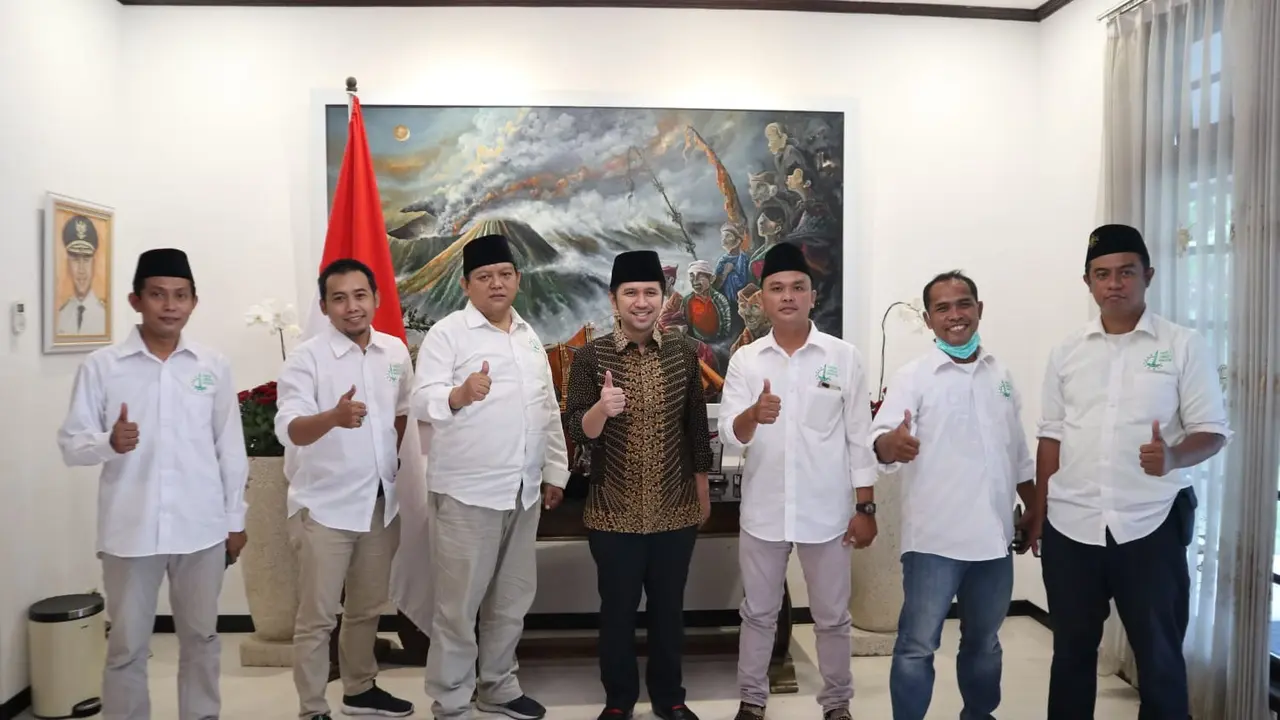 Wagub Jatim Emil Elestianto Dardak menerima penghargaan sebagai Tokoh Muda Nahdliyin Inspiratif 2021 dari Forkom Jurnalis Nahdliyin. (istimewa).