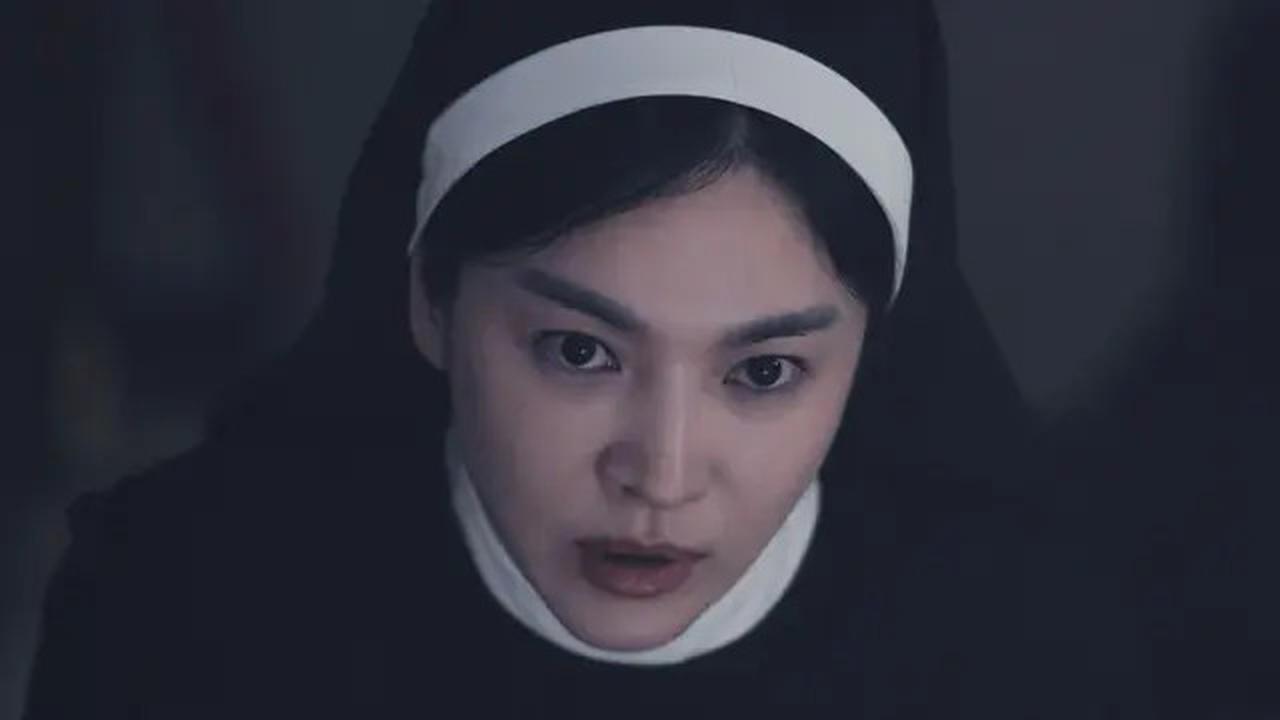 Terungkap Song Hye Kyo Latihan Merokok Selama 6 Bulan Demi Perankan Suster Unia di Film Dark Nuns