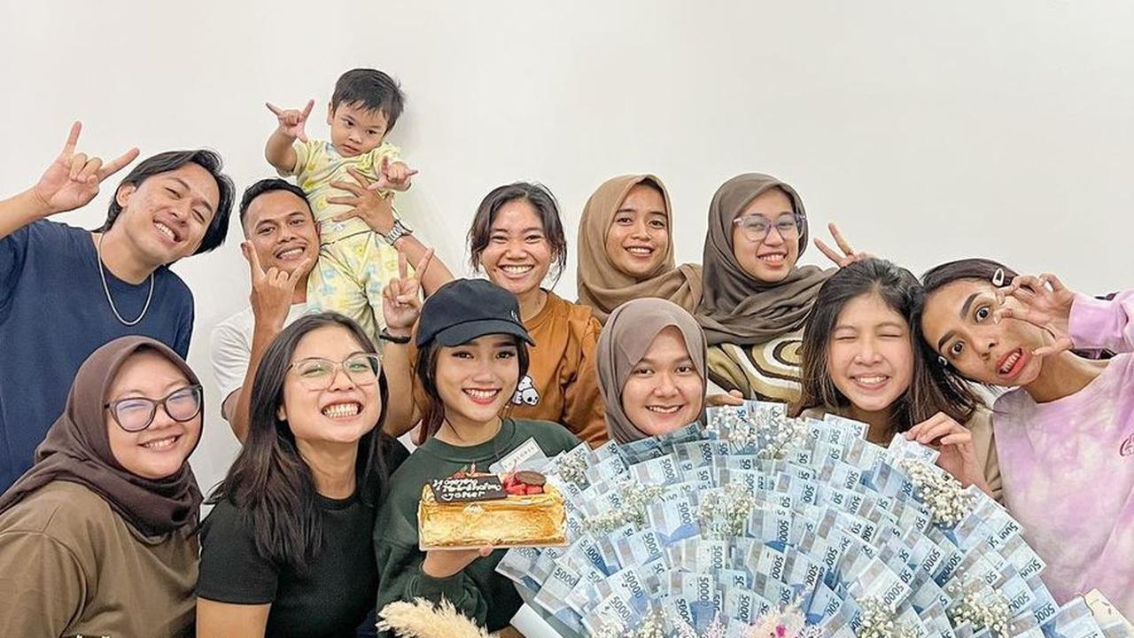 7 Potret Fuji Rayakan Ulang Tahun Asistennya, Beri Bucket Uang Jutaan Rupiah Hingga Bikin Netizan Heboh
