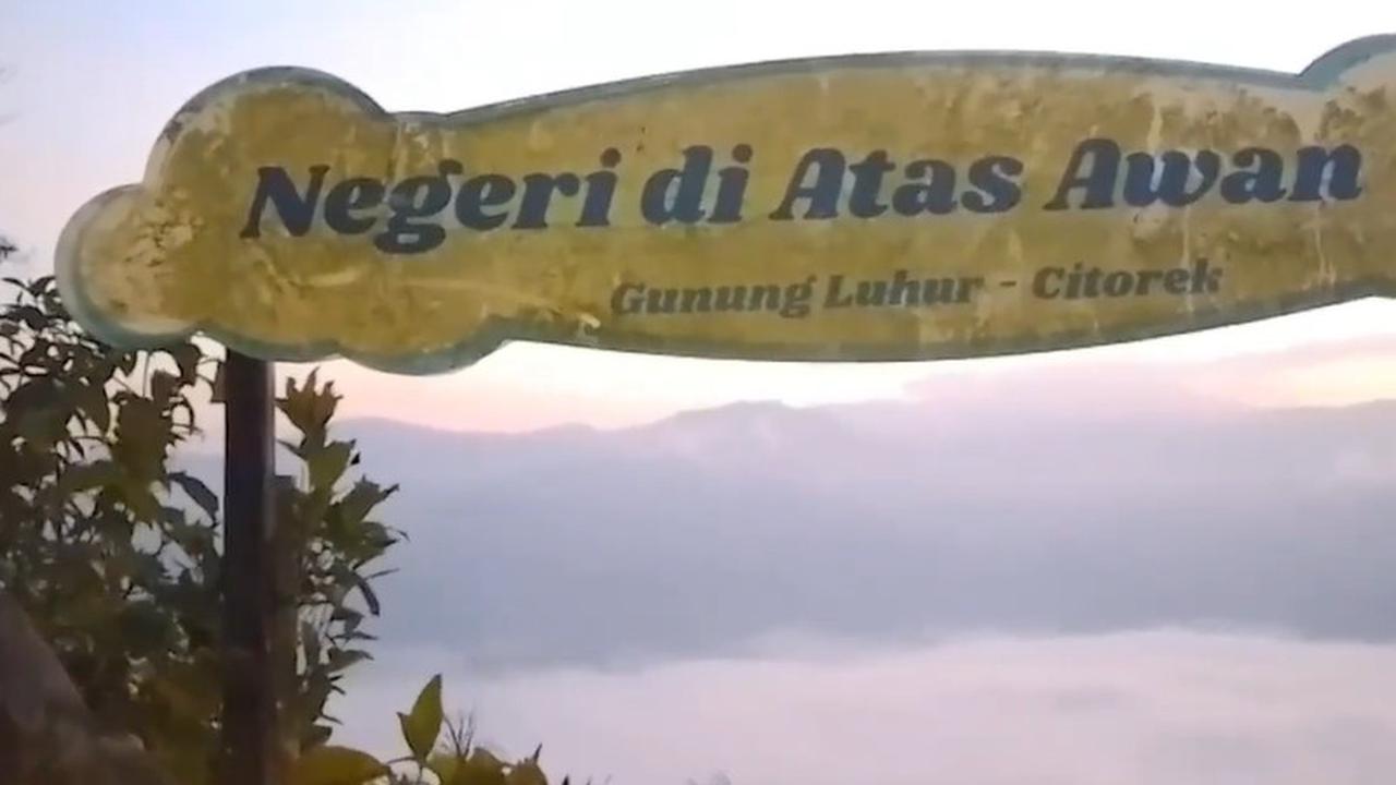 Melihat Hamparan Awan Putih di Gunung Luhur Lebak