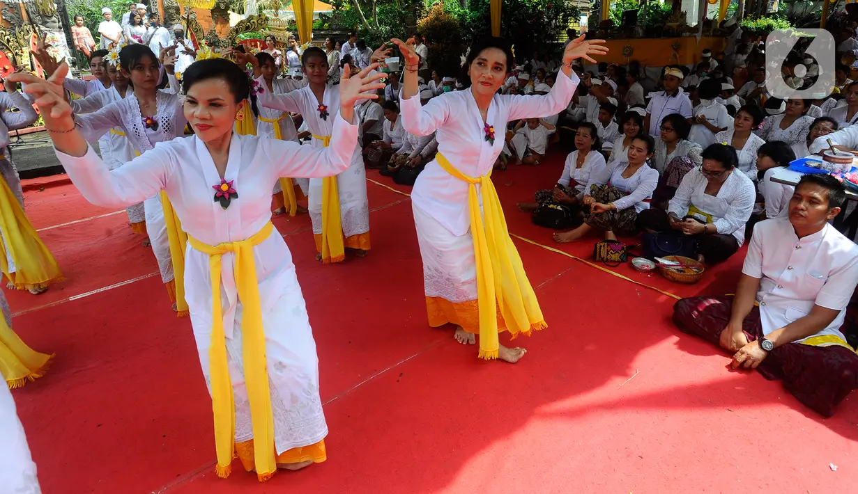 Umat Hindu menjalani upacara prosesi Tawur Agung Kesanga di Pura Cinere, Jakarta Selatan, Rabu (21/3/2023). (merdeka.com/Arie Basuki)