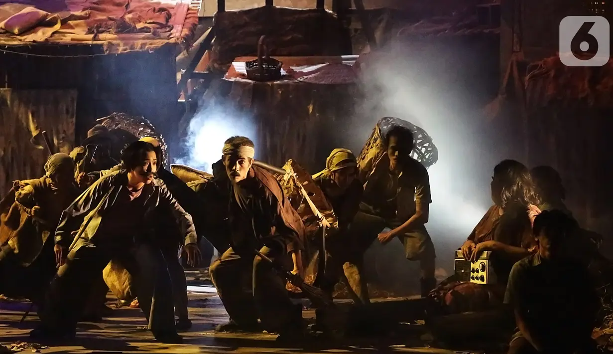 Pemain Teater Koma mementaskan lakon J J Sampah Kota di Graha Bhakti Budaya, Taman Ismail Marzuki, Jakarta, Kamis (7/11/2019). Musik K-Pop dan lagu-lagu lagi hits di kalangan milenial menjadi ramuan segar dari pertunjukan Teater Koma. (Fimela.com/Bambang E Ros)