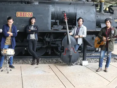 Personel Band D'Masiv berpose usai syuting video klip terbarunya di Museum Transportasi, Taman Mini Indonesia Indah (TMII), Jakarta Timur, Senin (14/11). Band D'Masiv membuat video klip dengan single yang berjudul Melodi. (Liputan6.com/Herman Zakharia)