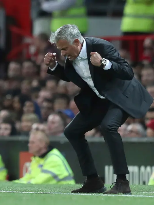 Tingkah Manajer Manchester United Jose Mourinho saat timnya menghadapi Leicester City dalam Premier League Inggris di Old Trafford, Manchester, Inggris, Jumat (10/8). (AP Photo/Jon Super)