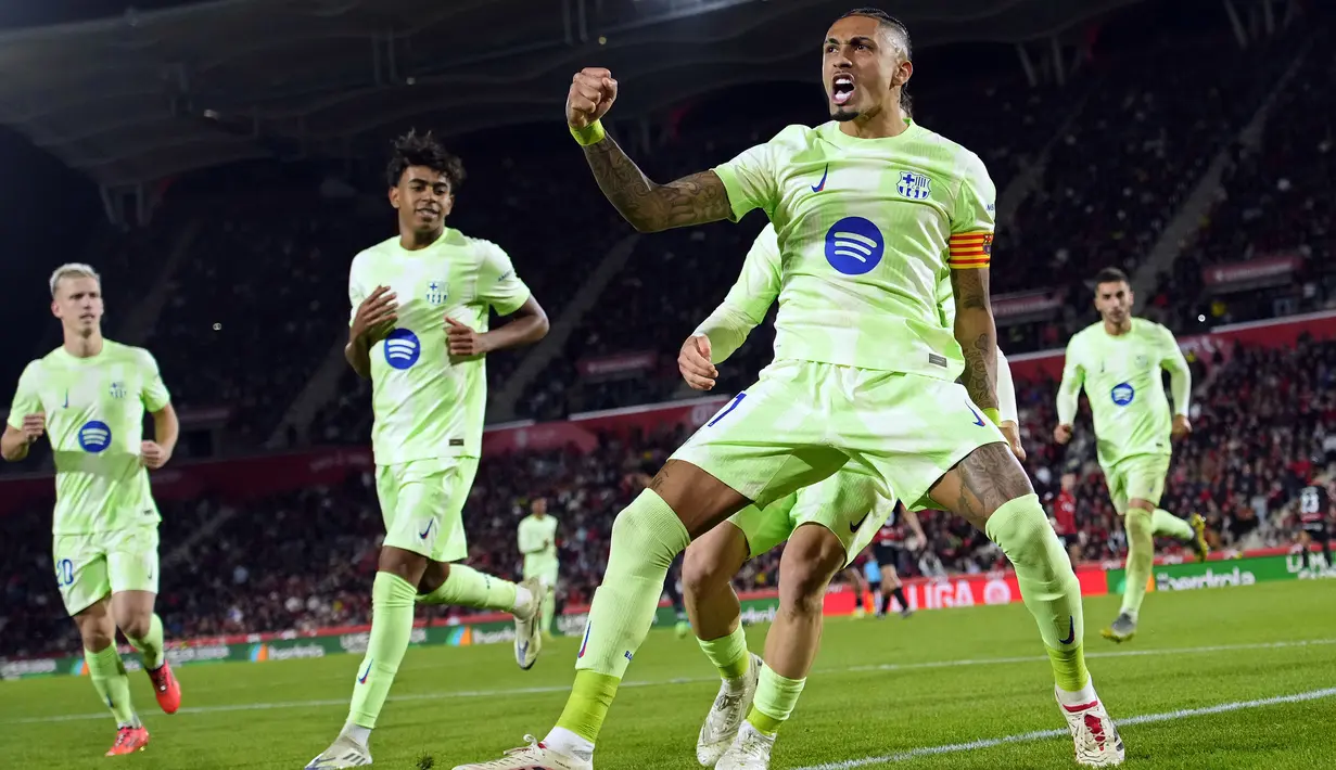 Pemain Barcelona, Raphinha merayakan golnya ke gawang Mallorca pada laga lanjutan Liga Spanyol 2024/2025 di Stadion Mallorca Son Moix, Mallorca, Spanyol, Rabu (04/12/2024) dini hari WIB. (AP Photo/Jose Breton)