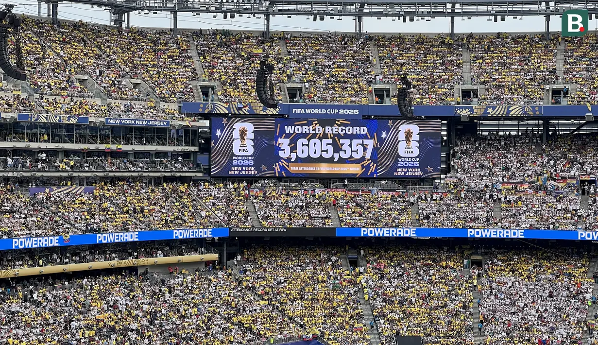 Layar videotron raksasa menampilkan rekor kehadiran 3.605.357 penonton selama Piala Dunia 2026 saat laga Ekuador melawan Jerman di MetLife Stadium, New York New Jersey, AS, Kamis (25/6/2026). Pencapaian tersebut diumumkan FIFA di tengah antusiasme puluhan ribu suporter yang memadati stadion. (KLY Sports/Hery Kurniawan)