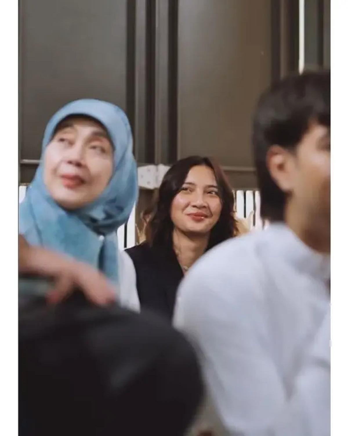 6 Potret Vidi Aldiano Ngabuburit Khotmil Quran Bareng Keluarga, Penuh Kehangatan