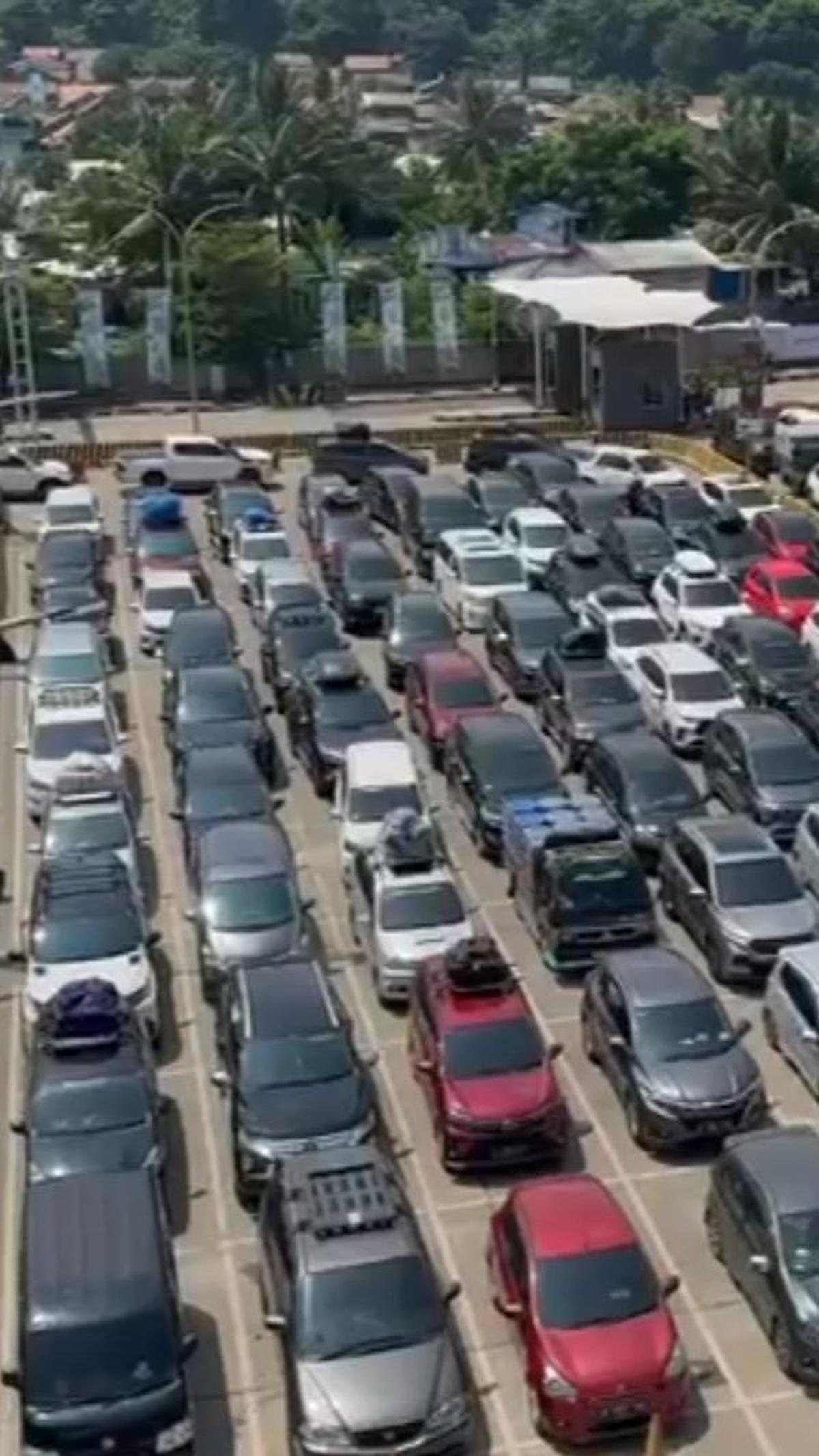 Suasana antrean kendaraan pemudik di dermaga Eksekutif Merak, Kota Cilegon, Banten pada H-3, Minggu (7/4).<br>