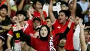 Tidak hanya menonton, tapi mereka juga asyik bernanyi bersama untuk memberi dukungan kepada Timnas Indonesia. (Bola.com/M Iqbal Ichsan)