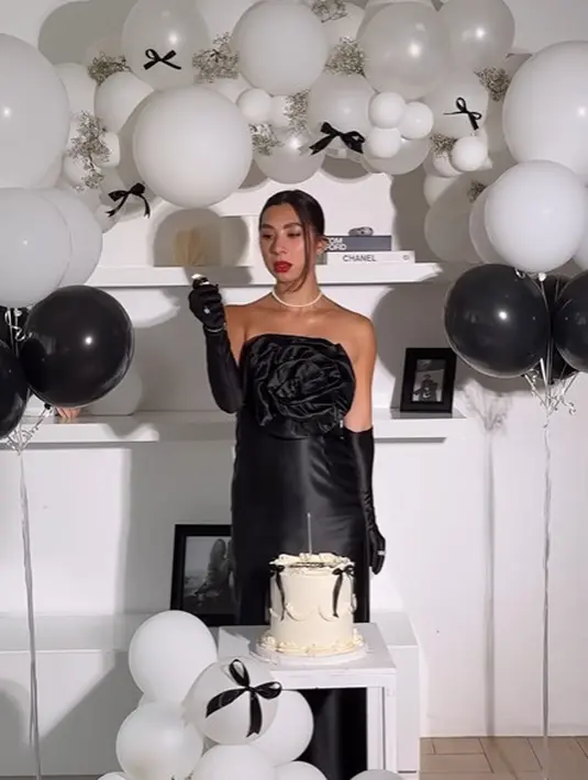 Sebagai birthday girl, Jennifer Bachdim tampil awet muda dengan busana serba hitam. [@jenniferbachdim]