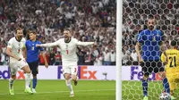 Pemain Inggris Luke Shaw, tengah, merayakan setelah mencetak gol pembuka timnya selama pertandingan final sepak bola Euro 2020 antara Inggris dan Italia di stadion Wembley di London, Minggu, 11 Juli 2021. (Andy Rain/Pool Photo via AP)