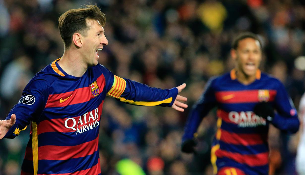 Penyerang Barcelona, Lionel Messi melakukan selebrasi usai mencetak gol kegawang AS Roma pada laga Grup E Liga Champions di Camp Nou, Spanyol, Rabu (25/11). Barcelona menang telak atas AS Roma dengan skor 6-1. (AFP/PAU BARRENA)