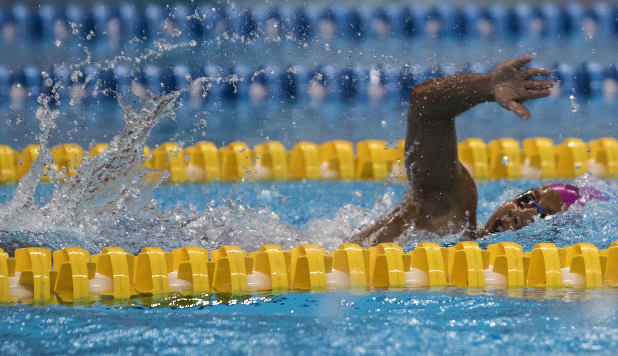 Perenang Indonesia, Syuci Indriani, beradu cepat saat tampil pada renang nomor 200 meter gaya bebas Asian Para Games di Stadion Aquatic Senayan, Jakarta, Minggu (7/10/2018). Syuci berhasil meraih medali perunggu. (Bola.com/Vitalis Yogi Trisna)