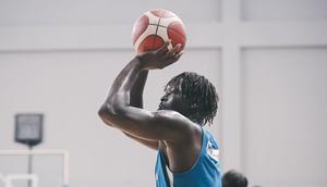Power forward Satria Muda Pertamina Bandung, Dame Diagne,  secara resmi telah ditetapkan sebagai pemain lokal berdasarkan keputusan Federasi Bola Basket Internasional (FIBA). (dok. Satria Muda Pertamina Bandung)