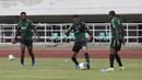 Pemain Timnas Indonesia, Beto Goncalves, mengontrol bola saat berlatih di Stadion Pakansari, Bogor, Sabtu (24/8). Latihan ini merupakan persiapan jelang laga kualifikasi Piala Dunia 2020. (Bola.com/Yoppy Renato)