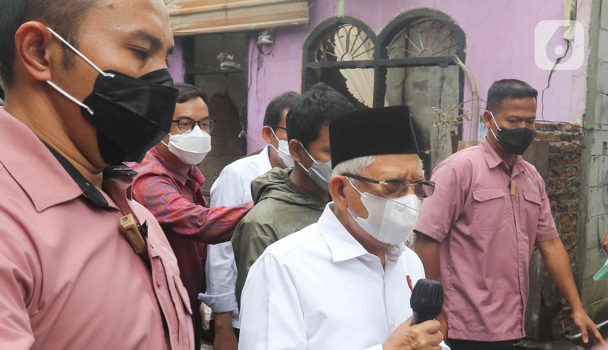 Wakil Presiden Ma’ruf Amin meninjau lokasi kebakaran Depo Pertamina Plumpang, Jakarta Utara, Sabtu (4/3/2023). Ma’ruf mengunjungi Posko pengungsi yang dibangun secara mandiri dengan warga dan bertanya pada para pengungsi. (Liputan6.com/Herman Zakharia)