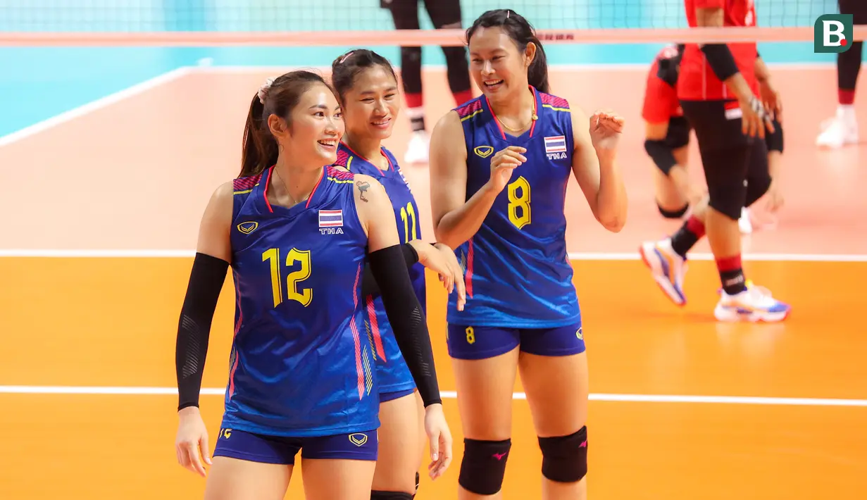 <p>Pemain Timnas Bola Voli Putri Thailand, Hattaya Bamrungsuk (kiri) melakukan selebrasi bersama rekan-rekannya setelah mencetak poin saat laga Grup A Bola Voli Putri SEA Games 2023 melawan Timnas Bola Voli Putri Indonesia di Olympic Complex Indoor Main Hall, Phnom Penh, Kamboja, Selasa (09/05/2023). (Bola.com/Abdul Aziz)</p>