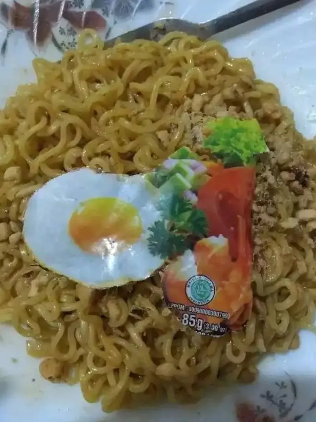 10 Potret Nyeleneh Cara Orang Makan Mi Ini Bikin Heran