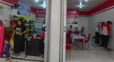 Warga melakukan aktivitas pada gerai sembako dan klinik kesehatan Koperasi merah Putih di kelurahan Mampang, Kota Depok, jawa Barat, Senin (21/7/2025). (merdeka.com/ Arie Basuki)