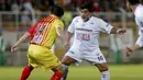 Mantan pemain Argentina, Diego Armando Maradona berusaha  melewati pemain pada laga amal untuk Perdamaian di Techo stadion, Bogota, Kolumbia (10/42015). (REUTERS/John Vizcaino)