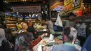 Pedagang melayani pembeli di pasar rempah-rempah atau Spice Bazaar yang bersejarah di distrik Eminonu di Istanbul, Turki (13/7/2019). Tempat tersebut menjadi spesial karena berbagai macam rempah-rempah pedas khas Turki dijual disitu. (AFP Photo/Ozam Kose)
