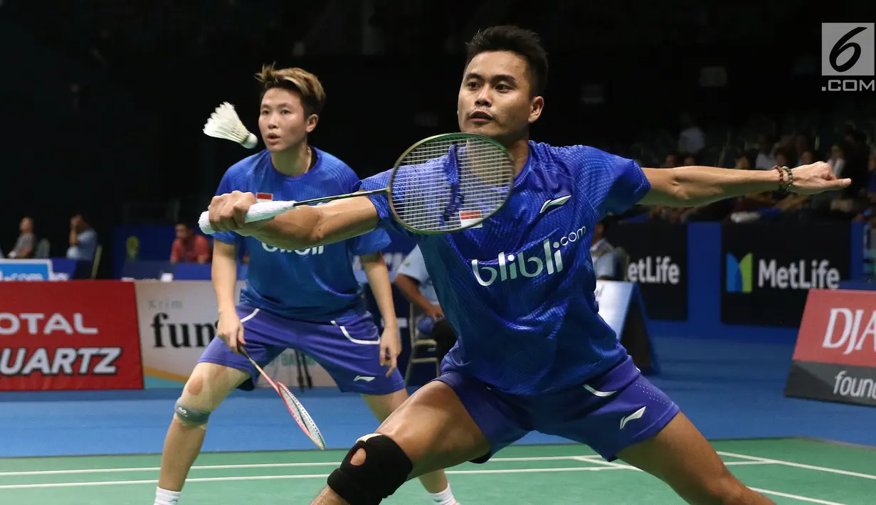 Ganda Campuran Indonesia, Tontowi Ahmad/Liliyana Natsir mengembalikan kok ke Hafiz Faizal/Shela Devi Aulia di Babak Kedua Indonesia Open 2017 di Jakarta, Jumat (16/6). Tontowi Ahmad/Liliyana Natsir menang 21-17, 22-20. (Liputan6.com/Helmi Fithriansyah)