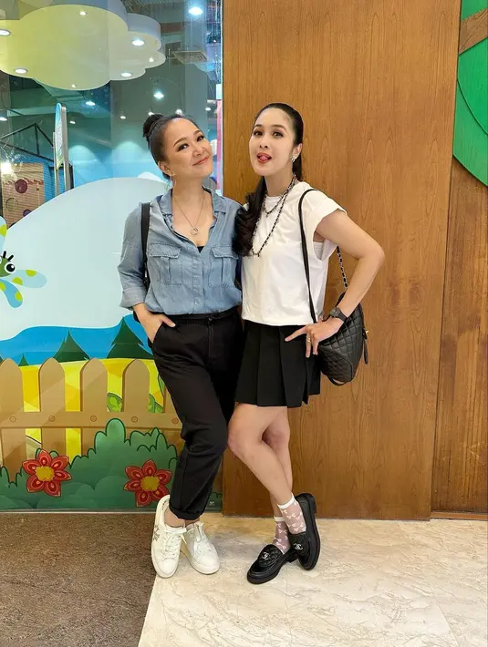 Beberapa hari lalu, Yuanita membagikan momen pertemuan dengan Sandra Dewi. Tidak hanya berdua, tapi juga bersama anak dan suaminya. [Instagram/yuanitachrist]