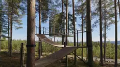 Mirrorcube adalah salah satu dari lima rancangan kamar diatas pohon milik Treehotel di Swedia. Fasilitas yang ditawarkan adalah kamar yang seakan transparan dan menyembunyikan keberadaanya dengan alam serta tergantung di pohon. (avocadogarden.com)