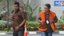 Plh Kadis PU Kota Pasuruan Dwi Fitri Nurcahyo (kanan) tiba di Gedung KPK, Jakarta, Jumat (16/11). Dwi akan menjalani pemeriksaan lanjutan oleh penyidik KPK. (Merdeka.com/Dwi Narwoko)