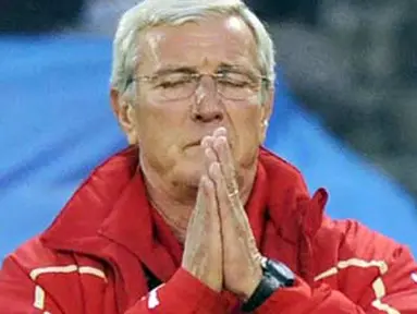 Ekspresi kekecewaan pelatih Italia Marcello Lippi di laga penyisihan Grup F PD 2010 lawan Slovakia di Ellis Park Stadium, Johannesburg, 24 Juni 2010. Italia kalah 2-3 dan tersingkir. AFP PHOTO / GIANLUIGI GUERCIA