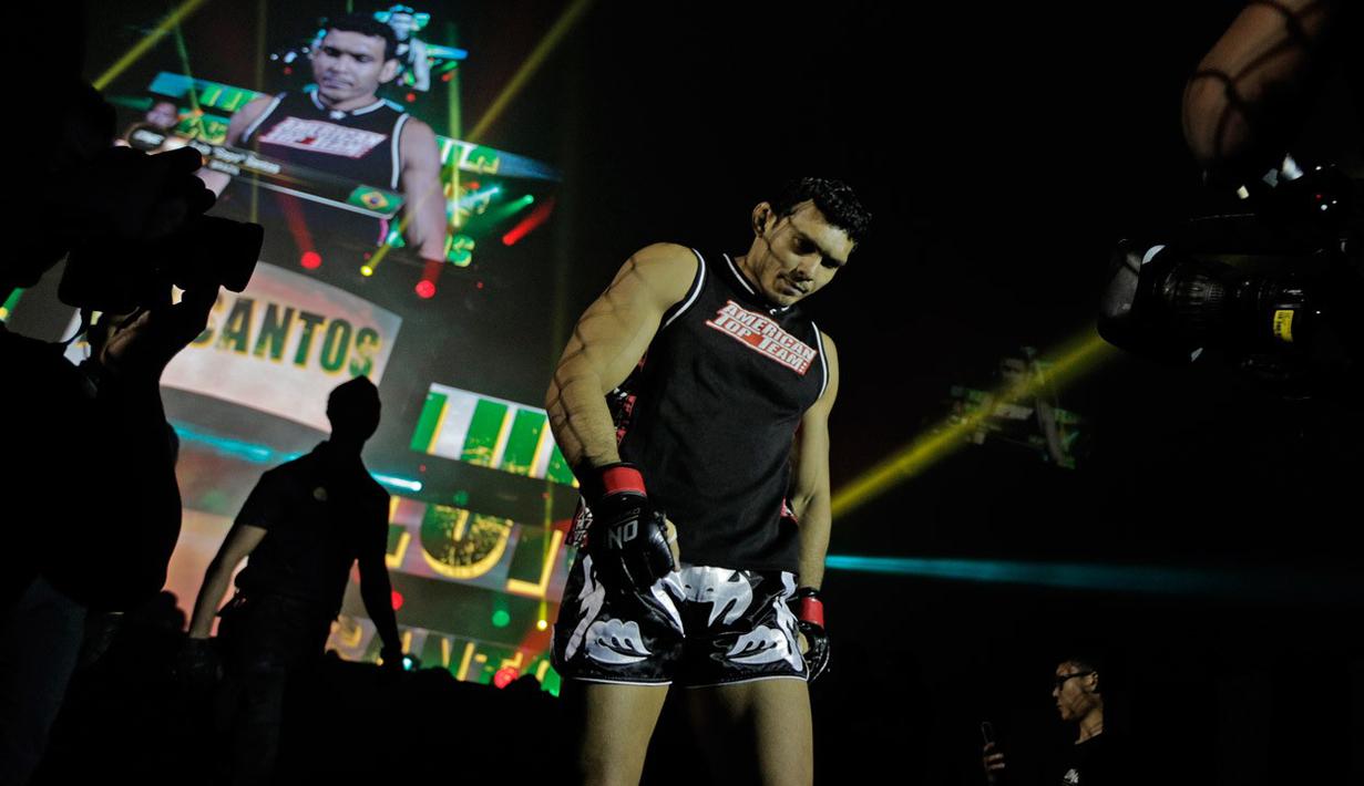 Luis Santos petarung bebas MMA asal Brasil memasuki laga pertarungan One Championship di Jakarta Convention Center. (Bola.com/Peksi Cahyo)