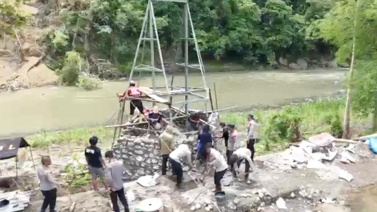 VIDEO: Perintah Prabowo, Brimob Sigap Gelantungan Bangun Jembatan Gantung di Soppeng