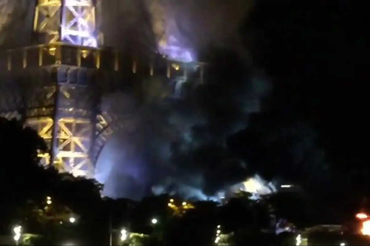 Asap hitam membumbung di dekat Menara Eiffel saat terjadi serangan di Nice. (New York Daiy News))