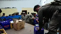 Petugas Satpol PP mengangkut minuman keras hasil operasi penyakit masyarakat di Kalijodo (Liputan6.com/ Muslim AR)